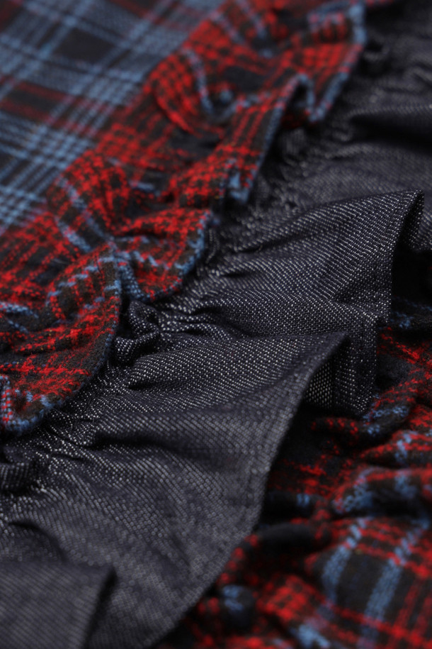 레드 컬러 블록 체크 미니 드레스는 가을과 겨울에 어울리는 여성용 원피스입니다. 데님 소재로 제작되어 부드러운 촉감을 선사하며, 레귤러 핏으로 편안하게 착용 가능합니다. 앞뒤 V넥 디자인과 레이어드, 프릴, 레터링 테이프 디테일이 돋보이며, 긴 소매 기장으로 따뜻함을 더했습니다. 캐주얼한 스타일로 데이트룩이나 모임룩에 적합하며, 다양한 상의와 레이어드하여 개성 있는 스타일을 연출할 수 있습니다. 마찰에 의해 필링이 발생할 수 있으니 주의하여 착용하십시오.
