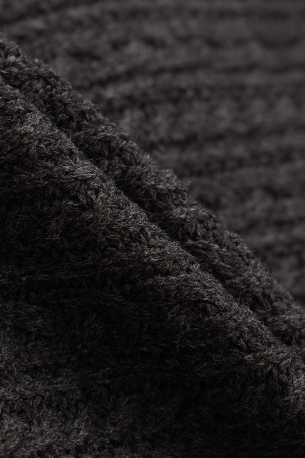 **마테리얼 믹스 세일러 롱 드레스 (멀티 컬러)**는 니트와 우븐 소재의 믹스 매치로 제작되어 부드러운 촉감과 따뜻함을 선사합니다. 세일러 칼라와 꽈배기 패턴, 배색 스트라이프 디테일이 캐주얼하면서도 걸리시한 분위기를 연출합니다. 루즈핏 A라인 실루엣에 긴 소매 기장과 두꺼운 두께감으로 가을, 겨울 시즌 데이트룩, 모임룩으로 활용하기 좋습니다. 다양한 멀티 컬러 배색으로 포인트를 더해 클래식한 스타일까지 소화 가능한 매력적인 세일러 원피스입니다.
