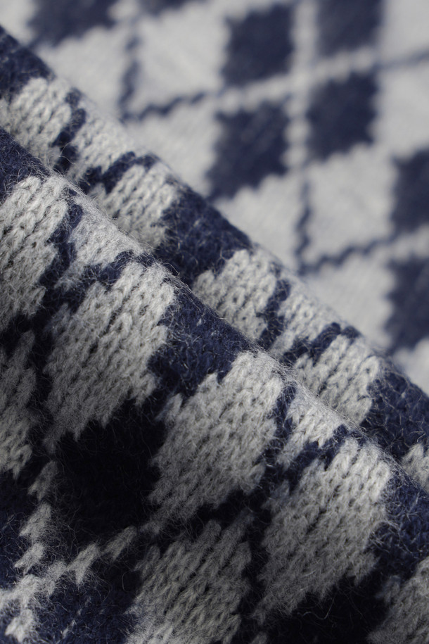 네이비 컬러의 아가일 패턴 프릴 원피스입니다. 부드러운 기모 소재로 제작되어 겨울에도 따뜻하게 착용 가능하며, 루즈핏 A라인 실루엣으로 편안함을 더했습니다. 라운드넥 디자인에 프릴 장식과 배색 프릴 디테일이 여성스러운 분위기를 연출합니다. 데이트룩, 모임룩, 캐주얼, 클래식, 걸리시 스타일 모두 소화 가능한 단독 착용 가능한 원피스입니다.
