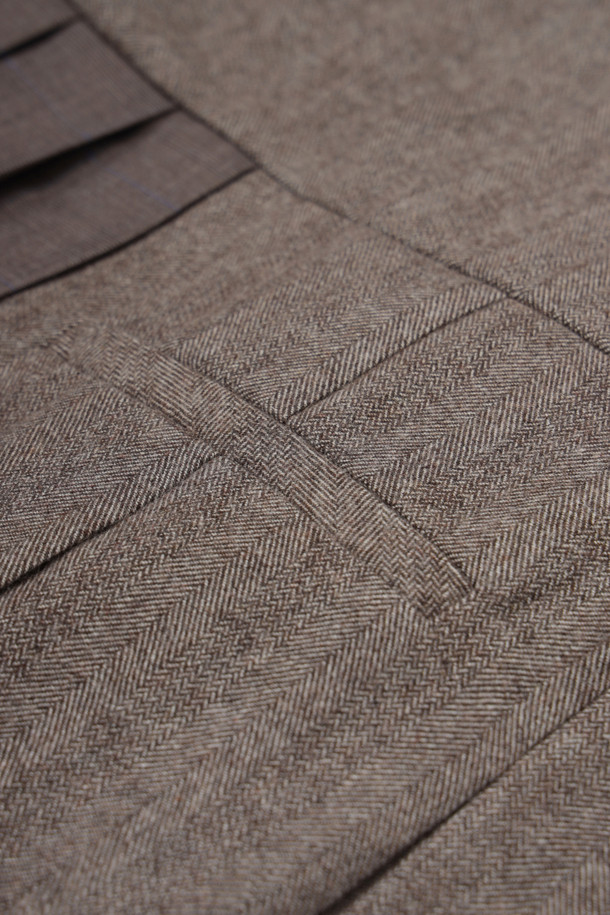 Mix 슬리브리스 롱 드레스 (브라운)는 여성 고객을 위한 가을, 겨울용 슬리브리스 원피스입니다. 울 혼방 소재로 제작되어 따뜻한 착용감을 선사하며, 라운드넥에 슬림핏 일자 실루엣으로 클래식하고 유니크한 스타일을 연출합니다. 체크와 헤링본 패턴이 믹스된 디자인에 언밸런스 주름 디테일, 스트라이프 배색 끈, 어깨 매듭 연출, 밑단 스트라이프 배색 주름 등 다채로운 특징을 더했습니다. 안감은 로고 패턴으로, 지퍼 여밈 방식으로 제작되었으며, 모임룩, 데이트룩, 연말 모임룩에 미니멀하고 시크하게 스타일링하기 좋습니다.
