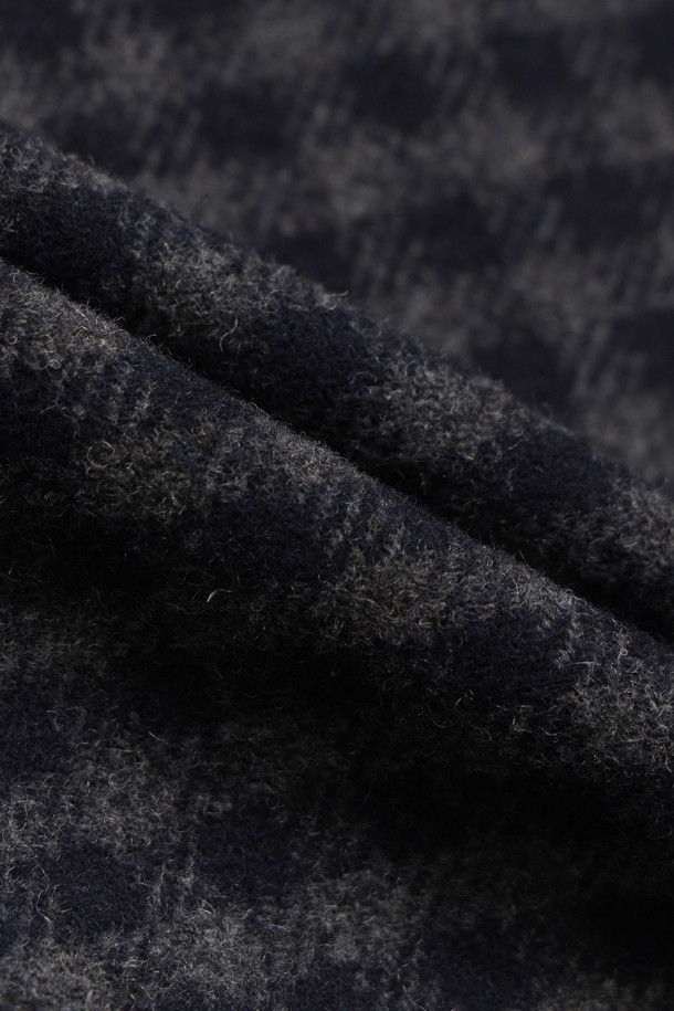 **[Atelier] 컬러드 체크 미니 드레스**는 울 50% 함유된 두꺼운 소재로 제작되어 가을, 겨울에 따뜻하게 착용할 수 있는 여성용 원피스입니다. 클래식하고 유니크한 무드의 멀티 컬러 체크 패턴이 돋보이며, A라인 핏과 미니 기장으로 걸리시한 스타일을 연출합니다. 뒤 중심 지퍼와 아틀리에 자수 장식, 가죽 슬라이더 디테일이 돋보이며, 데이트룩, 모임룩, 겨울 데일리룩 등 다양한 TPO에 활용 가능합니다. 필링(보풀)에 주의하여 관리하면 오랫동안 클래식하고 미니멀한 스타일을 즐길 수 있습니다.
