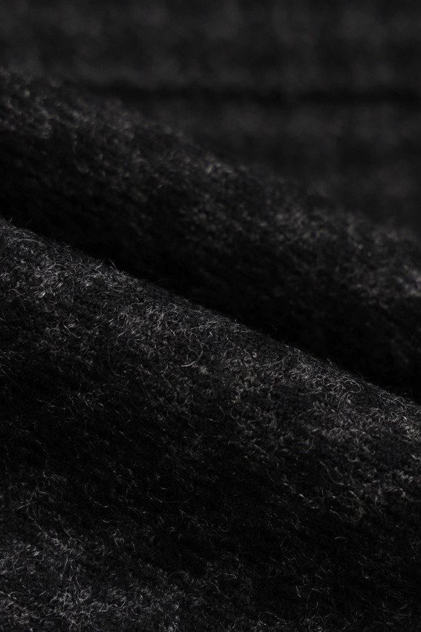 세련된 분위기를 연출하는 스웨이드 포켓 체크 싱글 재킷 (grey)입니다. 여성 고객을 위해 디자인되었으며, 가을과 겨울에 따뜻하게 착용할 수 있습니다. 모던하고 클래식한 스타일을 동시에 만족시키는 체크 패턴과 슬림핏 디자인이 특징입니다. 부드러운 스웨이드와 울 소재, 소뿔 단추, 럭키 로고 안감 디테일로 고급스러움을 더했습니다. 오피스룩, 출근룩, 모임룩 등 다양한 TPO에 활용 가능하며, 클래식, 미니멀, 시크한 스타일을 연출하기 좋습니다.
