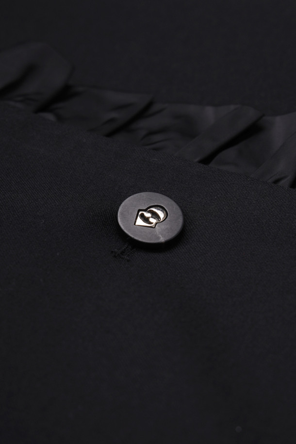 [Re-Order][아뜰리에] 프릴 디테일 테일러드 재킷 (블랙)은 가을과 겨울, 오피스룩, 출근룩, 모임룩에 어울리는 여성용 테일러드 재킷입니다. 클래식하고 엘레강스한 스타일을 연출하며, 세미 Y실루엣 핏과 힙 기장으로 세련된 핏을 선사합니다. 울 소재의 두꺼운 두께감과 단단한 촉감으로 고급스러움을 더했으며, 빅 사이즈 카라와 프릴 디테일, 아틀리에 자수, ATELIER 로고 패턴 안감 등 섬세한 디자인이 돋보입니다. 긴 소매와 어깨 패드, 셔링 디테일, 스트라이프 소매 안감으로 완성도를 높인 블랙 컬러의 무지 재킷입니다.
