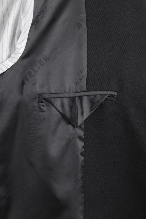 [Re-Order][아틀리에] 프릴 디테일 테일러드 재킷 (블랙)은 가을과 겨울, 오피스룩, 모임룩, 소개팅룩에 어울리는 여성용 테일러드 재킷입니다. 클래식하고 엘레강스한 스타일을 연출하며, 세미 Y 실루엣으로 떨어지는 핏이 특징입니다. 울 소재의 두꺼운 블랙 컬러의 재킷으로, 빅 사이즈 카라와 프릴 디테일, 셔링 디테일, 아틀리에 자수가 고급스러움을 더합니다. 싱글 버튼 여밈 방식과 어깨 패드가 세련된 룩을 완성하며, 스트라이프 및 로고 패턴 안감이 은은한 포인트를 줍니다.
