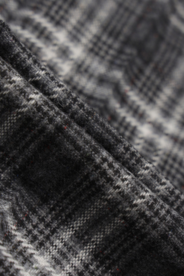 다크 그레이 컬러의 Check Wrinkle 미디 스커트입니다. 울 소재로 제작되어 부드러운 촉감과 두께감으로 가을, 겨울 시즌에 따뜻하게 착용할 수 있습니다. 클래식한 무드의 A라인 핏에 체크 패턴이 더해져 고급스러운 느낌을 주며, 오피스룩, 출근룩, 모임룩 등 다양한 TPO에 활용 가능합니다. 옆 지퍼 여밈과 셔링, 주름 디테일이 특징이며, 필링에 주의하여 관리해야 합니다. 미니멀한 스타일을 즐겨 입는 여성분들께 추천합니다.
