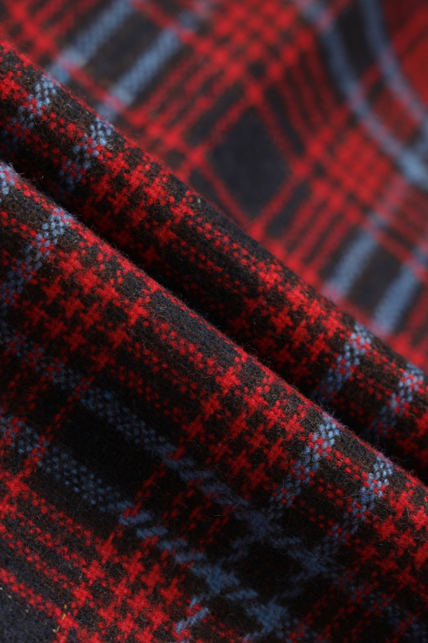 클래식한 매력의 Check Wrinkle 미디 스커트(레드)를 소개합니다. 울 소재로 제작되어 가을, 겨울 시즌에 따뜻하게 착용할 수 있으며, A라인 핏과 플리츠, 셔링 및 주름 디테일이 여성스러운 실루엣을 연출합니다. 체크 패턴과 두께감 있는 소재는 클래식하면서도 세련된 스타일을 완성하며, 미디 기장으로 다양한 TPO에 활용 가능합니다. 오피스룩, 모임룩, 데이트룩 등 격식 있는 자리에도 잘 어울리는 아이템입니다. 옆 지퍼 디테일로 편안한 착용감을 선사합니다.
