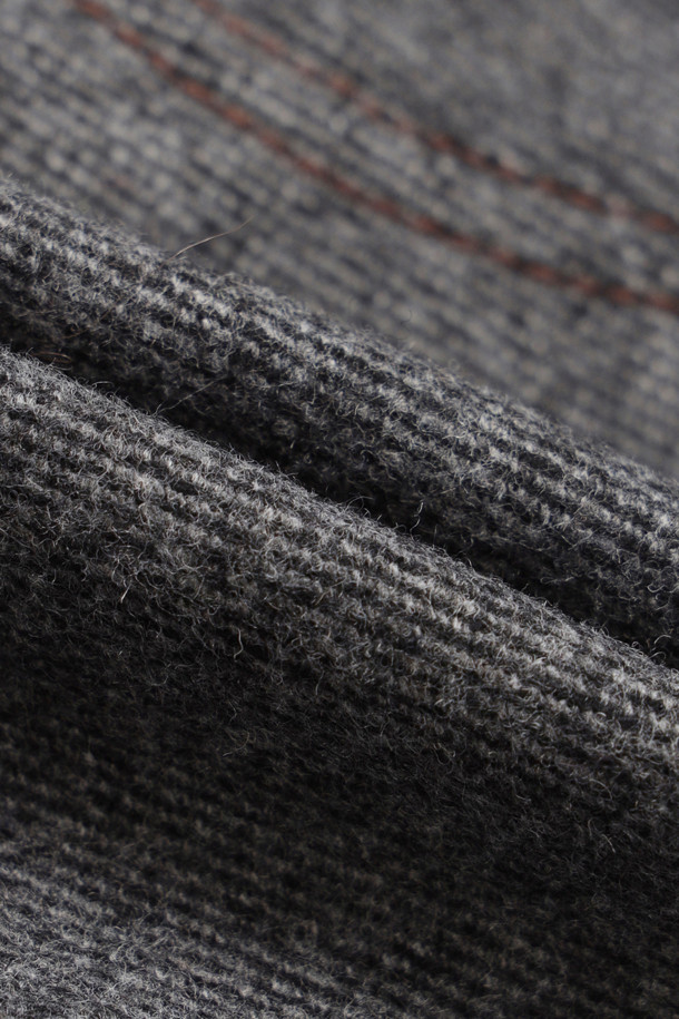 멜란지 그레이 컬러의 페이크 퍼 미니 스커트입니다. 울 혼방 소재의 부드러운 촉감과 두꺼운 두께감으로 가을, 겨울철 따뜻하게 착용할 수 있습니다. 캐주얼, 클래식, 미니멀 스타일 모두 소화 가능하며, A라인 핏과 세미 A라인 핏으로 여성스러운 실루엣을 연출합니다. 페이크 퍼 배색 디테일과 뒤 중심 지퍼 디테일이 돋보이며, 모임룩으로 활용하기 좋습니다. 트윌 조직과 뒤판 개발 텍션지를 사용하여 제작되었으며, 필링에 유의하여 관리해야 합니다.
