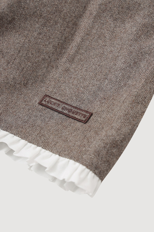 헤링본 패턴의 프릴 포인트 미디 스커트(브라운)는 가을, 겨울 시즌에 어울리는 여성용 스커트입니다. 울 소재로 제작되어 따뜻한 촉감을 선사하며, 두꺼운 두께감으로 포근하게 착용할 수 있습니다. A라인 핏에 옆 지퍼 여밈, 턱 셔링 디테일, 밑단 러플 배색, 레터링 자수 디자인이 더해져 클래식하면서도 유니크한 분위기를 연출합니다. 오피스룩, 모임룩, 데이트룩 등 다양한 TPO에 활용하기 좋으며, 미니멀, 시크 스타일을 선호하는 분들께 추천합니다.
