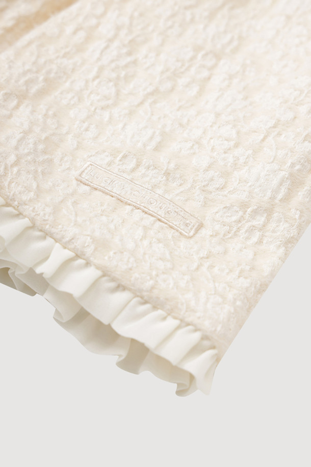 프릴 포인트 헤링본 미디 스커트 (아이보리)는 여성스러운 실루엣을 연출하는 스커트입니다. 울 소재로 제작되어 가을과 겨울에 따뜻하게 착용할 수 있으며, 두꺼운 두께감으로 포근한 착용감을 선사합니다. 클래식하고 유니크한 헤링본 패턴에 A라인 핏으로 다리 라인을 더욱 아름답게 강조합니다. 밑단 러플 배색, 턱 셔링 디테일, 레터링 자수, 옆 지퍼 여밈 디자인이 돋보이며, 오피스룩, 모임룩, 데이트룩 등 다양한 TPO에 활용 가능합니다. 클래식, 미니멀, 시크 스타일을 즐기는 분들께 추천합니다.
