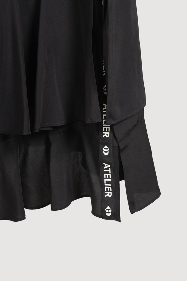 [Atelier] 프릴 포인트 롱 스커트 (블랙)는 여성 고객을 위한 클래식하고 유니크한 스타일의 롱 스커트입니다. 부드러운 레이온 소재로 제작되어 사계절 내내 편안하게 착용할 수 있으며, 세미 A라인 핏으로 여성스러운 실루엣을 연출합니다. 밑단 트임과 리본, 프릴 디테일이 돋보이며, 옆 지퍼로 간편하게 착용할 수 있습니다. 데이트룩, 카페룩, 모임룩 등 다양한 TPO에 활용 가능하며, 미니멀, 시크 스타일을 선호하는 분들께 추천합니다. 활동성이 좋아 편안하게 움직일 수 있으며, 다양한 상의와 매치하여 폭넓은 스타일을 연출할 수 있습니다.
