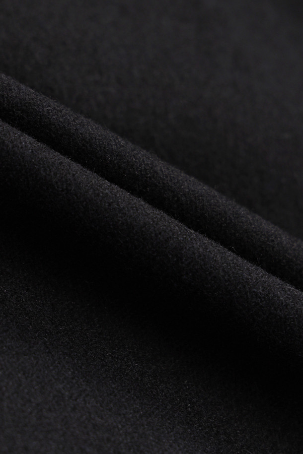 [Atelier] 프릴 포인트 미디 스커트 (블랙)는 울 소재로 제작되어 부드러운 촉감과 따뜻함을 선사합니다. H라인의 슬림핏으로 클래식하면서도 우아한 스타일을 연출하며, 두꺼운 두께감으로 가을, 겨울 시즌에 적합합니다. 언밸런스 프릴과 아웃포켓 디테일이 돋보이며, 뒷중심 지퍼로 간편하게 착용할 수 있습니다. 무지 디자인에 프릴 덧장 디테일이 더해져 세련된 포인트를 더하며, 오피스룩, 모임룩, 겨울 데일리룩 등 다양한 TPO에 활용 가능합니다. 미니멀하고 시크한 스타일을 즐기는 여성분들께 추천합니다.
