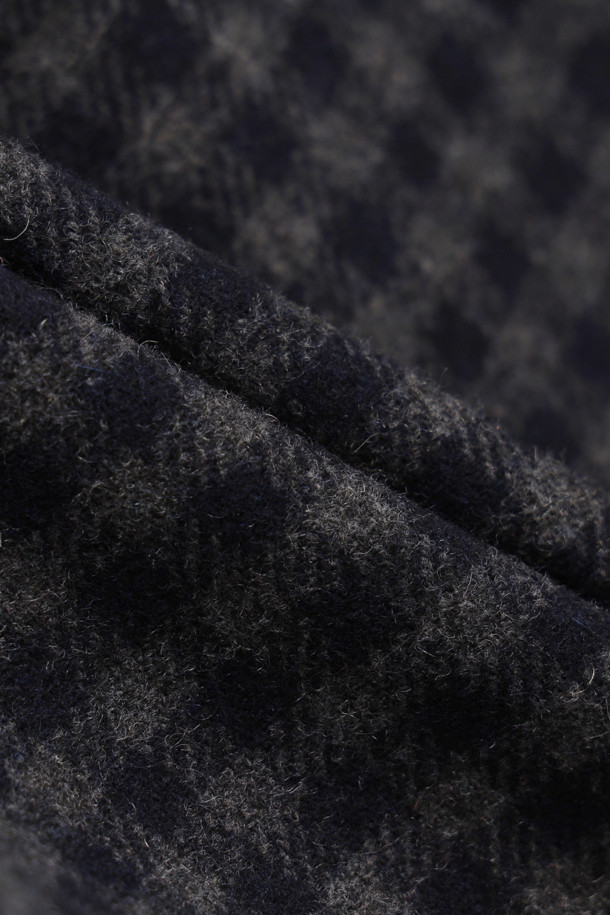 [Atelier] 프릴 포인트 미디 스커트 (멀티 컬러)는 가을, 겨울 시즌에 어울리는 여성용 미디 스커트입니다. 울 소재로 제작되어 부드러운 촉감을 선사하며, H라인 슬림핏으로 클래식하고 시크한 스타일을 연출합니다. 언밸런스 디자인과 프릴 디테일, 아웃포켓이 특징이며, 뒷중심 지퍼로 편안하게 착용할 수 있습니다. 멀티 컬러 체크 패턴으로 유니크한 매력을 더하여 데이트룩, 모임룩, 겨울 데일리룩 등 다양한 TPO에 활용하기 좋습니다.
