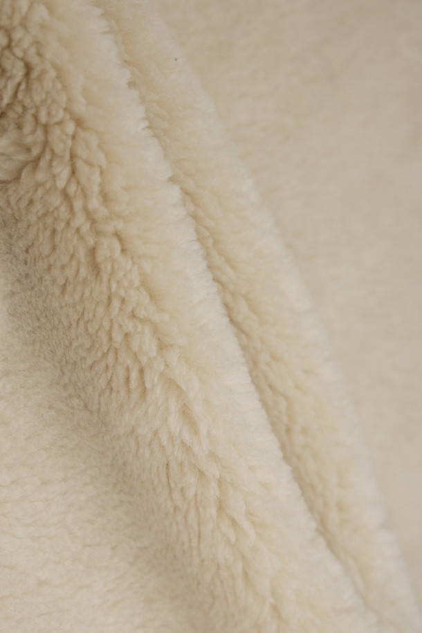 라운드 넥 페이크 퍼 점퍼 (라이트 베이지)는 부드러운 촉감의 페이크 퍼 소재로 제작되어 가을과 겨울에 따뜻하게 입을 수 있는 여성용 점퍼입니다. 힙 기장의 박시 핏 디자인으로 캐주얼하면서도 클래식한 스타일을 연출하며, 양면 착용이 가능하여 다양한 분위기를 낼 수 있습니다. 라이트 베이지 컬러의 무지 디자인은 어떤 옷에도 잘 어울리며, 버튼 여밈 방식과 긴 소매 기장으로 편안함을 더했습니다. 스웨이드 파이핑 디테일이 고급스러움을 더하며, 겨울 데일리룩, 모임룩, 데이트룩 등 다양한 TPO에 활용하기 좋습니다.
