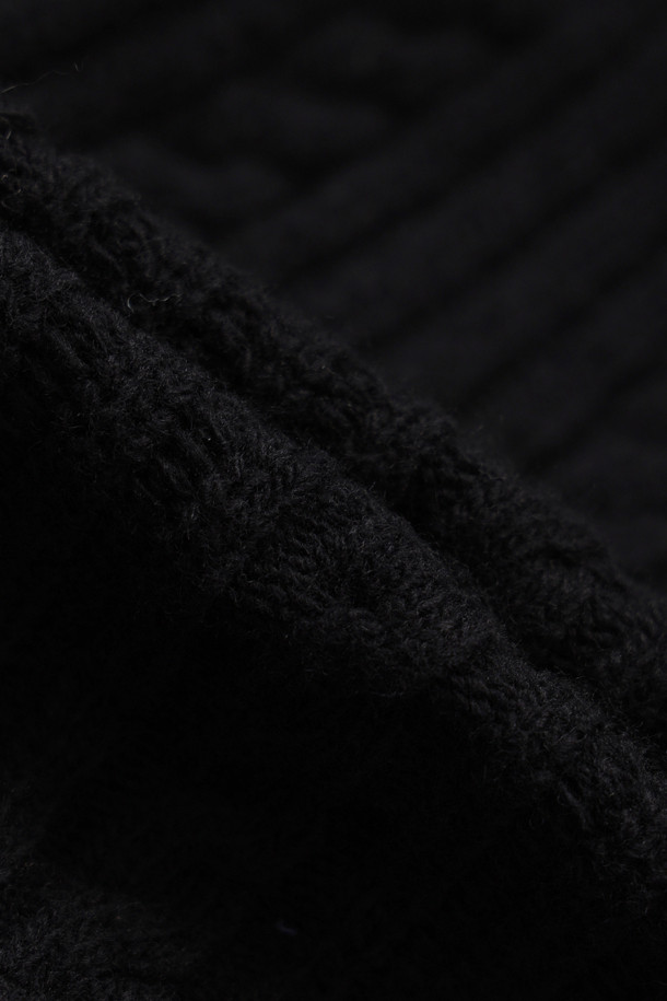 Entry Side Frill Knit Shorts (블랙)는 부드러운 울 혼방 소재로 제작되어 봄, 가을에 착용하기 좋은 여성 니트 쇼츠입니다. 허리 이밴딩과 옆라인 프릴 디테일이 캐주얼하면서도 유니크한 스타일을 연출하며, 케이블 및 스트라이프 패턴의 립 조직이 특징입니다. 레귤러핏으로 편안하게 착용 가능하며, 동네 마실룩, 집콕룩, 카페룩 등 다양한 TPO에 활용하기 좋습니다. 캐주얼, 미니멀, 클래식 스타일을 즐겨 입는 분들께 추천합니다.
