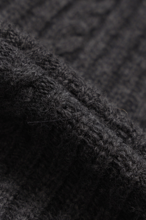 엔트리 사이드 프릴 니트 쇼츠 (멜란지 그레이)는 여성 의류로, 가을과 겨울에 어울리는 캐주얼 스타일의 니트 쇼츠입니다. 울 혼방 소재로 제작되어 부드러운 촉감과 두꺼운 두께감으로 따뜻함을 선사하며, 허리 이밴딩 처리로 편안한 착용감을 제공합니다. 숏 기장에 멜란지 그레이 컬러, 케이블과 스트라이프 패턴의 조화가 유니크한 분위기를 연출하며, 립 조직과 케이블 조직, 프릴 디테일이 돋보입니다. 집콕룩, 겨울 데일리룩, 산책룩 등 다양한 상황에서 캐주얼, 클래식, 미니멀 스타일로 활용하기 좋습니다.
