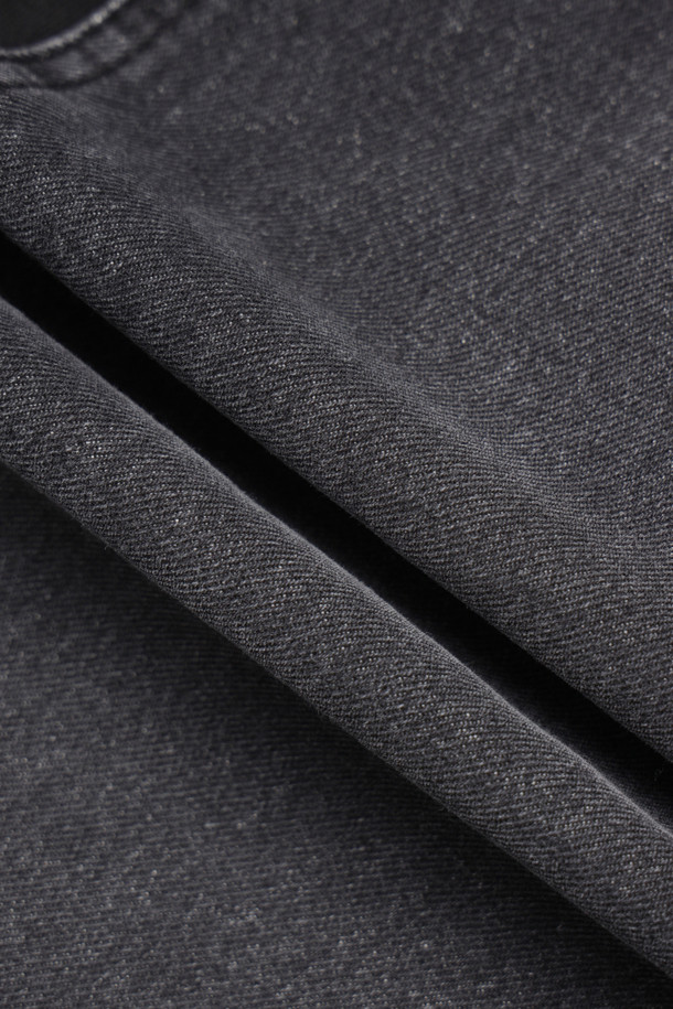 Jersey Mix Back Banding Denim Pants (블랙)는 캐주얼한 무드의 여성 데님 팬츠입니다. 블랙 컬러에 사계절 착용 가능하며, 데이트룩, 모임룩 등 다양한 TPO에 활용할 수 있습니다. 져지 소재와 데님의 혼방으로 편안한 착용감을 선사하며, 루즈핏 와이드 레그 디자인으로 스타일리시함을 더했습니다. 뒤 허리 밴딩 처리로 활동성을 높였으며, 로고 캔톤, 리벳 디테일, 뒷포켓 스티치 자수, 밑단 술풀림 디자인으로 포인트를 주었습니다. 미니멀, 클래식 스타일을 즐겨 입는 분들께 추천합니다.
