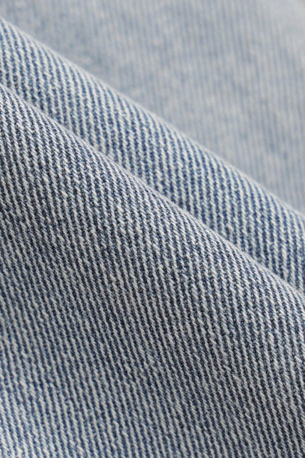 [Re-Order] 져지 믹스 백 밴딩 데님 팬츠 (blue)는 캐주얼과 스트리트 스타일을 모두 소화할 수 있는 여성 데님 팬츠입니다. 봄, 여름, 가을 계절에 적합하며, 와이드 핏과 맥시 기장으로 편안하면서도 스타일리시한 연출이 가능합니다. 데님과 져지 소재의 믹스 매치로 편안한 착용감을 선사하며, 럭키슈에뜨 로고 캔톤, 리벳 디테일, 뒷포켓 스티치 자수, 밑단 술풀림 디자인 등의 특징을 갖추고 있습니다. 뒷밴딩 처리로 활동성을 높였으며, 데일리룩에 포인트 아이템으로 활용하기 좋습니다.
