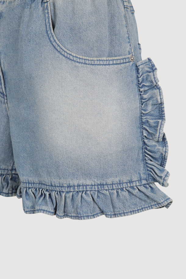 [Re-Order] Hem Frill Back Banding 데님 숏팬츠 (blue)는 여성스러운 스타일의 캐주얼 숏팬츠입니다. 뒷면 밴딩 처리로 편안한 착용감을 제공하며, 프릴 디테일이 돋보입니다. 데님 소재로 제작되었으며, 로고 캔톤, 리벳, 뒷 포켓 스티치 자수, 앞 중심 지퍼 등 섬세한 디테일을 더했습니다. 봄, 여름 시즌에 시원하게 즐겨 입을 수 있습니다.
