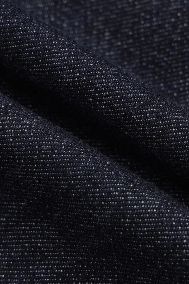 리본 포인트 인디고 데님 팬츠 (다크 블루)는 캐주얼, 미니멀, 클래식 스타일을 아우르는 여성 데님 팬츠입니다. 사계절 착용 가능하며, 와이드핏 맥시 기장으로 편안하면서도 세련된 실루엣을 연출합니다. 다크 블루 컬러의 무지 데님 소재로 제작되었으며, 앞 중심 지퍼 클로징과 앞 벨트고리 리본 디테일로 포인트를 더했습니다. 뒤판 개발 텍션지와 뒤 포켓 개발 자수 디자인으로 밋밋함을 덜어냈습니다. 데이트룩과 쇼핑룩에 활용하기 좋습니다.
