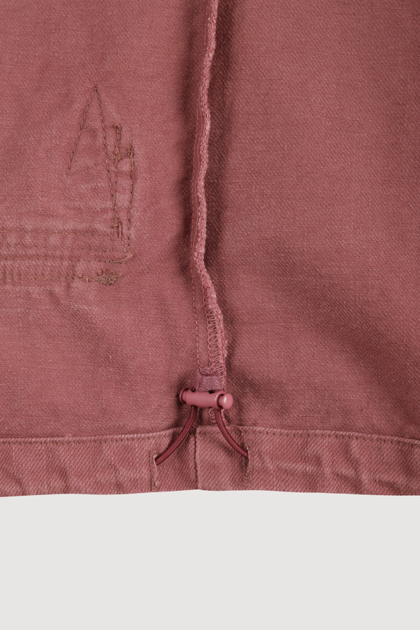 Color 워싱 데님 후드 점퍼 (핑크)는 캐주얼한 스타일을 즐기는 여성들을 위한 데님 점퍼입니다. 핑크 컬러에 워싱 가공을 더해 빈티지한 무드를 연출하며, 루즈핏으로 편안한 착용감을 선사합니다. 후드 디자인과 빅 아웃포켓, 러플 디테일이 여성스러움을 더하고, 스트링 밑단으로 핏 조절이 가능합니다. 봄, 가을 시즌에 동네 마실룩이나 봄 소풍룩으로 활용하기 좋으며, 미니멀한 스타일을 선호하는 분들께 추천합니다. 긴 소매, 지퍼형 여밈으로 실용성을 더한 데님 점퍼입니다.
