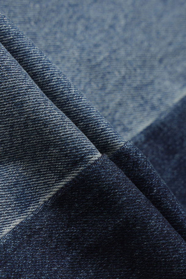 컬러 블록 백 밴딩 데님 팬츠 (블루)는 유니크함과 캐주얼 무드를 동시에 선사하는 여성 데님 팬츠입니다. 앞뒤 다른 워싱 컬러 믹스로 개성 있는 스타일을 연출하며, 밴딩 처리로 편안한 착용감을 제공합니다. 스트레이트 핏으로 다리 라인을 자연스럽게 잡아주며, 봄, 가을 시즌에 적합합니다. 데이트룩, 쇼핑룩 등 다양한 TPO에 활용 가능하며, 캐주얼, 미니멀, 스트리트 스타일을 즐겨 입는 분들께 추천합니다. 로고 캔톤, 리벳, 비죠 디테일이 더해져 밋밋함을 덜었습니다.
