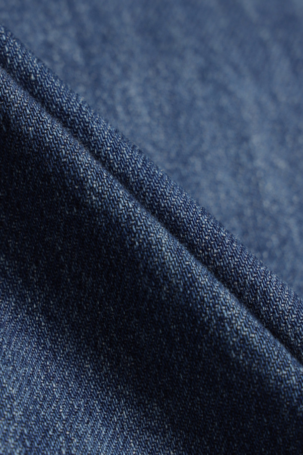 와이드 데님 팬츠 (With Belt)는 여성 고객을 위한 캐주얼 및 스트릿 스타일의 바지입니다. 봄, 가을 계절에 적합하며, 일상용으로 착용하기 좋습니다. 루즈핏의 와이드 실루엣에 벨트가 포함되어 있어 다양한 스타일 연출이 용이합니다. 허리 턱 디테일과 럭키슈에뜨 로고 캔톤, 리벳 디테일이 돋보이며, 맥시 기장으로 다리가 길어 보이는 효과를 줍니다. 무지 디자인의 데님 소재로 제작되어 편안한 착용감을 선사합니다. 
