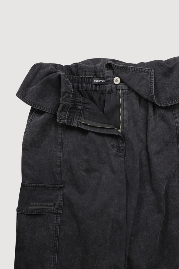 오르비 포인트 백 밴딩 데님 팬츠 (블랙)는 캐주얼, 스트리트, 미니멀 스타일을 즐기는 분들을 위한 데님 팬츠입니다. 사계절 내내 활용 가능한 이 팬츠는 넉넉한 루즈핏으로 편안한 착용감을 선사하며, 무지 디자인으로 어떤 상의와도 쉽게 매치할 수 있습니다. 뒷밴딩 처리와 원턱 디자인이 특징이며, 아웃포켓, 로고 캔톤, 리벳 디테일로 포인트를 더했습니다. 일상, 동네 마실룩, 여행룩 등 다양한 TPO에 활용하기 좋습니다.
