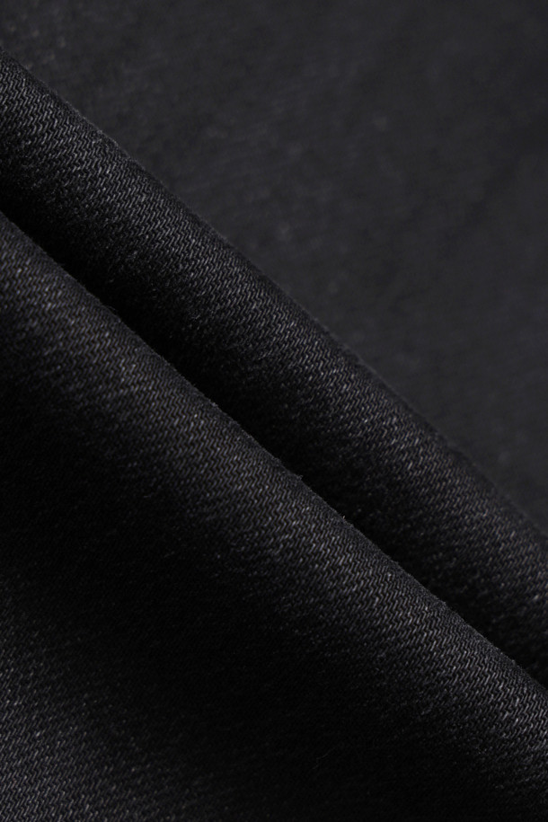 블랙 컬러의 Back Banding Denim 제깅스 팬츠입니다. 데님 소재의 슬림핏으로 제작되었으며, 사계절 내내 착용하기 좋습니다. 허리 뒷부분 밴딩 처리로 편안함을 더했으며, 앞 중심 지퍼와 로고 캔톤, 리벳 디테일, 뒷포켓 텍션지로 포인트를 주었습니다. 캐주얼, 미니멀 스타일을 즐겨 입는 여성분들께 데일리 팬츠로 추천합니다. 얇은 두께감과 신축성 있는 소재로 편안한 착용감을 선사합니다.
