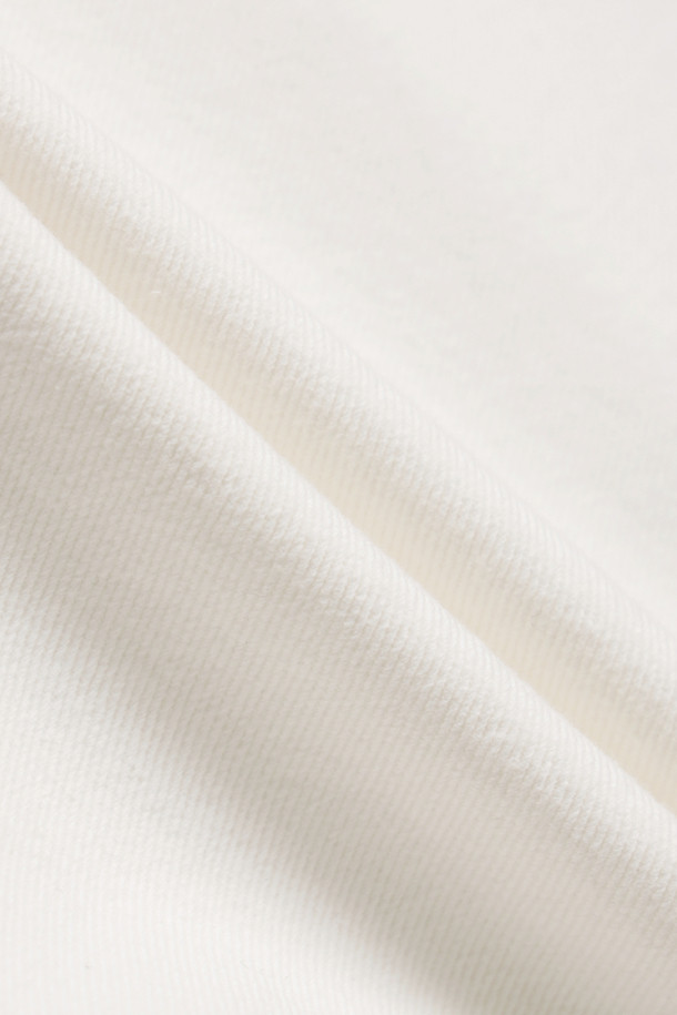 아이보리 컬러의 Back Banding 데님 제깅스 팬츠입니다. 슬림핏으로 떨어지는 긴 기장의 여성용 바지로, 캐주얼, 미니멀, 클래식한 스타일을 연출하기 좋습니다. 뒷밴딩 처리로 편안한 착용감을 선사하며, 앞 중심 지퍼, 로고 캔톤, 리벳 디테일, 뒷포켓 텍스처 등 섬세한 디자인 요소가 돋보입니다. 데님 소재 특유의 신축성 있는 촉감으로 사계절 내내 활용 가능하며, 출근룩으로도 잘 어울립니다. 무지 디자인으로 다양한 상의와 손쉽게 매치할 수 있습니다.
