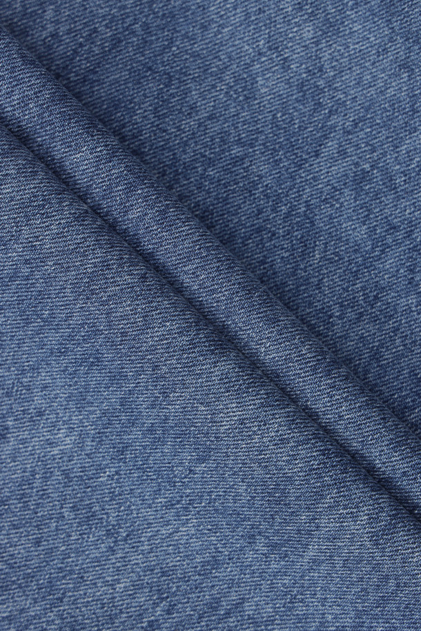 [Re-Order] 세미 와이드 데님 팬츠는 여성들을 위한 데님 팬츠입니다. 봄, 여름, 가을 계절에 활용하기 좋으며, 캐주얼하고 베이직한 스타일을 연출할 수 있습니다. 넉넉한 와이드 핏과 맥시 기장으로 편안하면서도 스타일리시한 실루엣을 선사합니다. 럭키슈에뜨 로고 캔톤과 리벳 디테일, 개발 스티치 자수 등 섬세한 디테일이 돋보이며, 데이트룩이나 봄 소풍룩에 매치하기 좋습니다. 미니멀, 클래식 스타일을 즐겨 입는 분들께 추천합니다.
