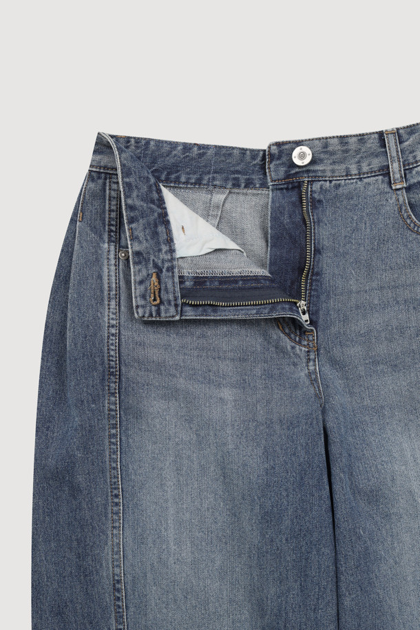 세련된 스타일을 연출하는 Back 리본 포켓 데님 팬츠(블루)입니다. 여성 의류로, 캐주얼, 미니멀, 클래식 스타일을 모두 아우르는 디자인입니다. 봄, 가을에 어울리는 긴 기장의 스트레이트 핏 데님 팬츠로, 옆라인 커브 실루엣과 뒷포켓 리본 디테일이 돋보입니다. 앞중심 지퍼 클로징과 로고 캔톤, 리벳 장식으로 포인트를 더했습니다. 레귤러핏으로 제작되어 편안한 착용감을 선사합니다.
