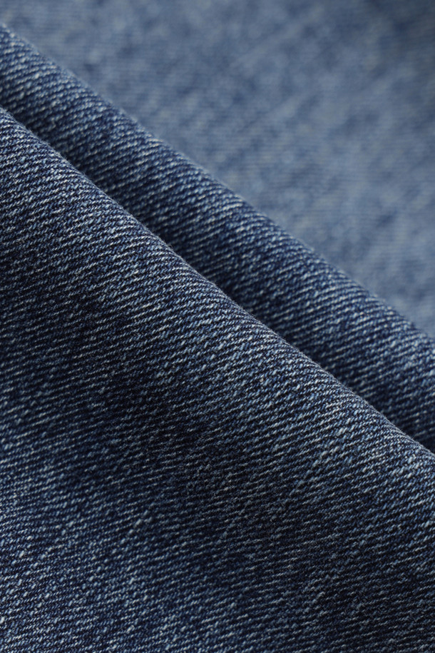 포켓 리본 포인트 데님 롱 스커트 (블루)는 캐주얼, 미니멀, 클래식 스타일을 즐겨 입는 여성분들을 위한 아이템입니다. 봄, 가을에 어울리는 두꺼운 데님 소재로 제작되어 뻣뻣한 촉감이 특징이며, 세미핏 A라인으로 편안하면서도 세련된 실루엣을 연출합니다. 허리 부분의 앞중심 지퍼 디테일, 로고 캔톤, 리벳, 레이스 테이프, 리본, 포켓, 자수 디테일이 돋보이며, 앞 절개 라인 워싱 포인트가 유니크함을 더합니다. 데이트룩, 봄 소풍룩에 매치하여 당신만의 개성을 표현해보세요.
