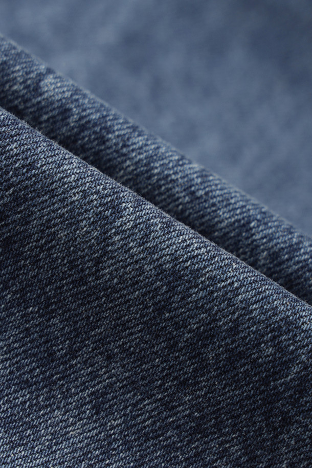 테이프 포인트 데님 팬츠(블루)는 캐주얼, 미니멀, 클래식 스타일을 아우르는 여성 데님 팬츠입니다. 봄, 가을에 어울리는 긴 기장의 스트레이트 핏 바지로, 옆라인 커브 실루엣과 앞 절개라인 워싱이 특징입니다. 앞 중심 지퍼와 로고 캔톤, 허리 캔톤 장식이 더해져 디테일을 살렸으며, 레이스 테이프 포인트가 돋보입니다. 뒤판 개발 텍션지와 뒤 포켓 자수 디자인으로 밋밋함을 덜어 데이트룩, 봄 소풍룩에 제격입니다.
