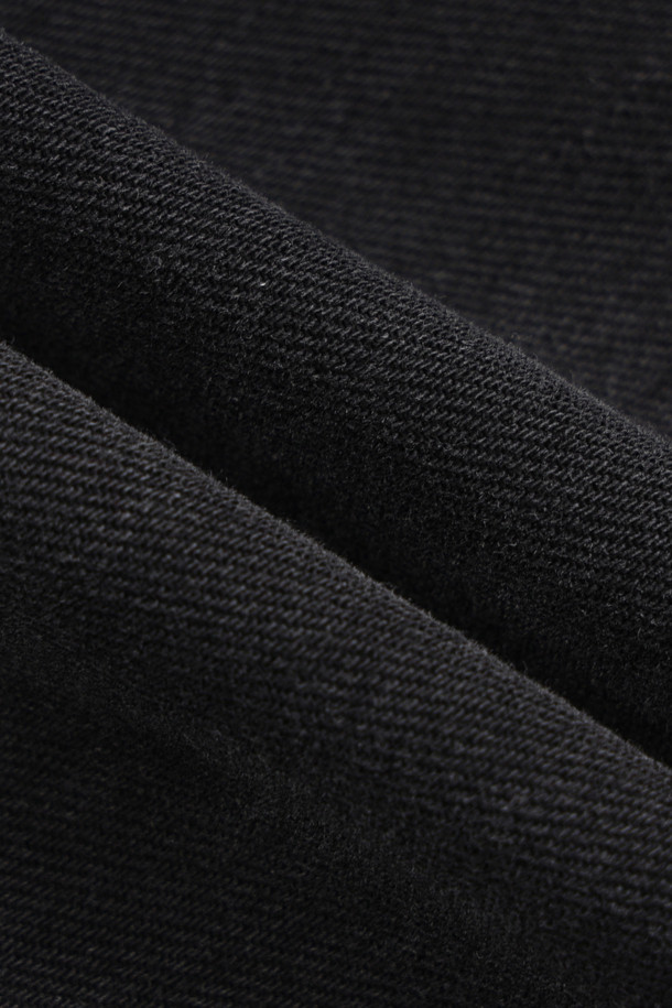 [Re-Order] [아뜰리에] 리본 포인트 데님 팬츠는 여성들을 위한 캐주얼 스타일의 블랙 데님 팬츠입니다. 사계절 내내 착용 가능하며, 맥시 기장의 와이드핏으로 편안함을 선사합니다. 허리 부분의 리본 포인트가 돋보이며, 앞중심 지퍼와 로고 캔톤, 리벳, 뒷포켓 자수 디테일이 더해져 디자인의 완성도를 높였습니다. 데이트룩, 모임룩 등 다양한 TPO에 활용 가능하며, 미니멀, 클래식 스타일을 즐겨 입는 분들께 추천합니다. 이염에 주의하여 관리해주세요.
