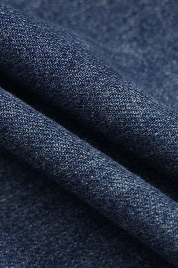 [Re-Order] [아뜰리에] 리본 포인트 데님 팬츠는 여성용 데님 팬츠로, 봄/가을 계절에 어울리는 캐주얼 스타일의 와이드핏 맥시 기장 바지입니다. 블루 컬러의 무지 데님 소재로 제작되었으며, 리본 디테일이 포인트로 더해져 여성스러운 느낌을 줍니다. 지퍼 클로징 방식이며, 로고 캔톤, 리벳 장식, 뒷면 개발 텍션지, 뒷 포켓 자수 등 섬세한 디테일이 돋보입니다. 데이트룩, 모임룩, 캐주얼, 미니멀, 클래식 스타일을 연출하기 좋습니다.
