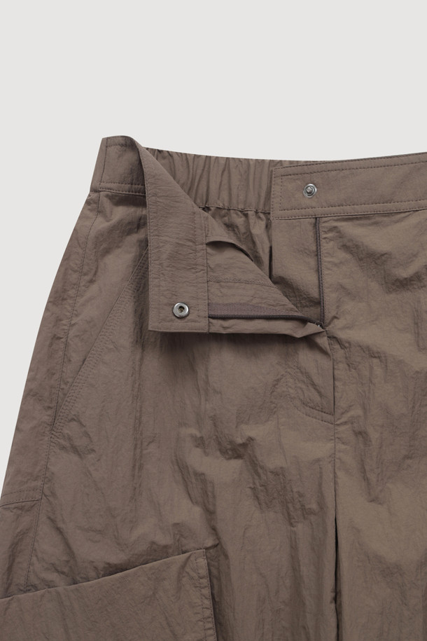 **Pocket Point Back Banding 조거 팬츠 (brown)**는 캐주얼한 스타일의 조거핏 바지로, 편안한 착용감을 선사합니다. 나일론 소재로 제작되어 바스락거리는 촉감이 특징이며, 뒤 허리 밴딩으로 활동성을 높였습니다. 밑단 스트링과 양옆 아웃포켓 디테일로 실용성을 더한 데일리 아이템입니다.
