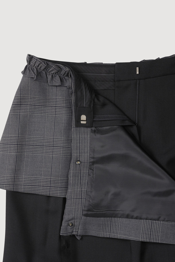 체크 레이어드 탈부착 팬츠 (다크 그레이)는 유니크하고 스마트 캐주얼 스타일을 선호하는 분들을 위한 바지입니다. 일자핏 맥시 기장으로, 탈부착 가능한 덧장 미니스커트와 러플 디테일이 특징입니다. 앞 중심 지퍼와 스냅 여밈으로 편안한 착용감을 제공하며, 폴리 및 울 혼방 소재로 제작되었습니다. 다크 그레이 컬러의 체크 패턴이 돋보이며, 동일 소재 자켓과 함께 코디하여 클래식, 미니멀, 시크한 스타일을 연출할 수 있습니다. 데이트룩, 모임룩, 카페룩 등 다양한 TPO에 활용하기 좋습니다.
