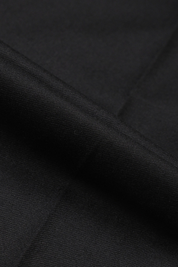 리본 포인트 울 와이드 팬츠 (블랙)는 여성스러운 실루엣을 완성하는 클래식 & 모던 스타일의 바지입니다. 고급스러운 울 100% 소재로 제작되어 부드러운 촉감과 두꺼운 두께로 따뜻하게 착용할 수 있습니다. 허리 배색과 턱 디테일이 특징이며, 루즈핏 와이드 디자인으로 편안하면서도 세련된 핏을 연출합니다. 

오피스룩, 모임룩, 겨울 데일리룩 등 다양한 TPO에 활용 가능하며, 미니멀, 시크 스타일을 즐기는 분들께 추천합니다. 지퍼 클로징과 리본 디테일이 섬세함을 더해줍니다. 맥시 기장의 무지 디자인으로 어떤 상의와도 쉽게 매치할 수 있습니다.
