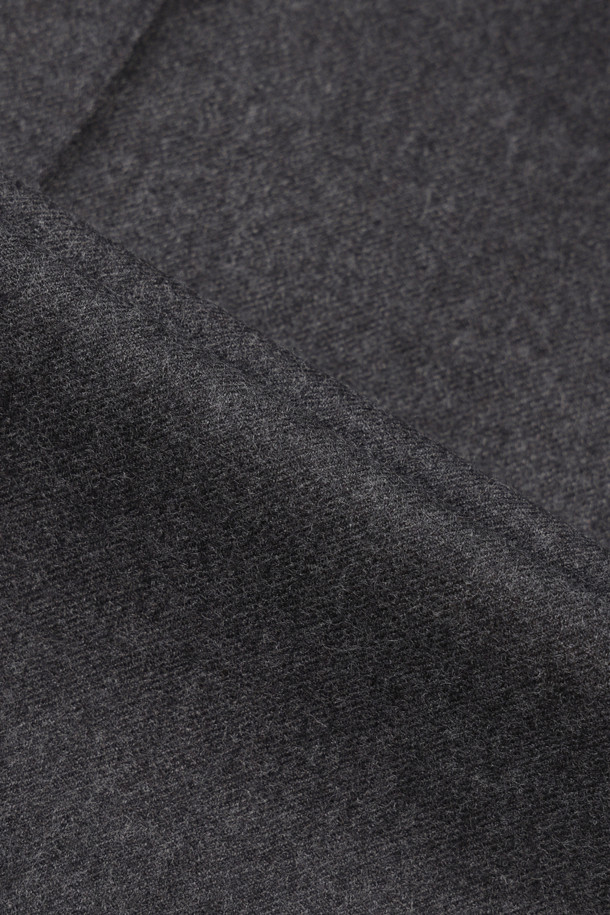 멜란지 그레이 컬러의 리본 포인트 울 와이드 팬츠는 가을, 겨울 시즌에 어울리는 여성 의류입니다. 넉넉한 와이드 핏과 두꺼운 두께감으로 포근하고 클래식한 스타일을 연출합니다. 허리 안쪽 배색과 턱 디테일이 특징이며, 리본 디테일로 여성스러움을 더했습니다. 지퍼 클로징으로 깔끔하게 마무리하며, 오피스룩, 모임룩, 겨울 데일리룩 등 다양한 TPO에 활용할 수 있습니다. 미니멀, 클래식 스타일을 즐기는 분들께 웨어러블한 아이템입니다.
