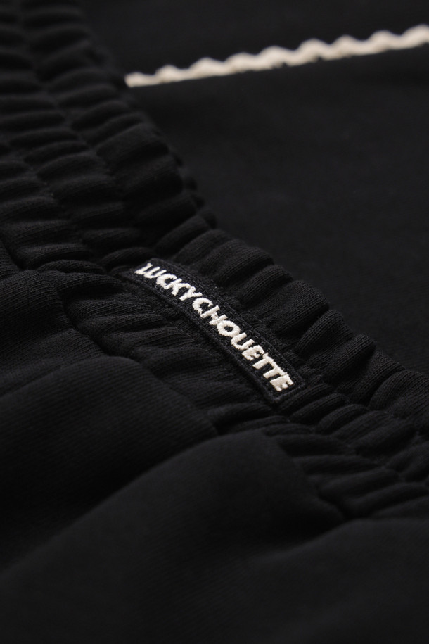 허리 테이프 져지 밴딩 팬츠 (블랙)는 캐주얼, 스트릿 스타일을 연출하기 좋은 밴딩 바지입니다. 일상, 집콕, 산책, 여행 등 다양한 상황에서 편안하게 착용할 수 있습니다. 양 사이드 절개 배색과 허리 레터링 자수, 장식 테이프 디테일이 돋보이며, 루즈핏으로 활동성을 높였습니다. 져지 소재로 제작되어 편안한 착용감을 제공하며, 웨어러블 아이템으로 활용도가 높습니다.
