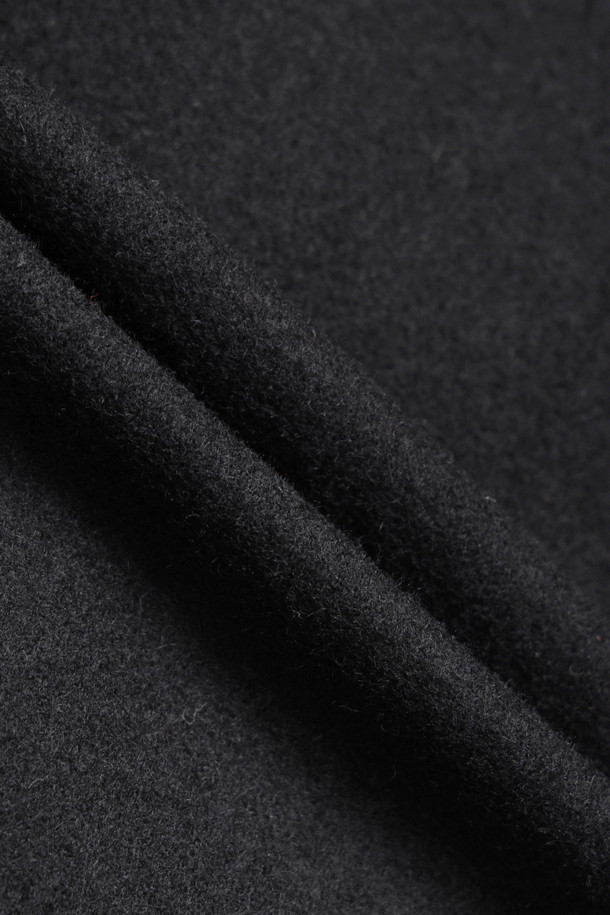 Tuck Point 솔리드 쇼츠 (블랙)는 여성들을 위한 숏팬츠입니다. 울 혼방 소재로 제작되어 봄, 여름에 시원하게 착용할 수 있으며, 루즈핏으로 편안한 착용감을 선사합니다. 미니멀, 클래식, 시크 스타일을 연출하기 좋으며 데이트룩, 모임룩에 적합합니다. 앞 중심 지퍼, 턱 디테일, 뒤 포켓 레터링 자수, 허리 안쪽 배색 디테일로 포인트를 더했습니다. 여유있는 핏으로 트렌디한 스타일을 완성해보세요.
