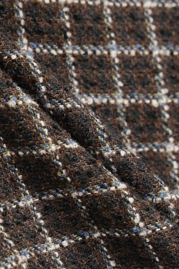 "턱 포인트 솔리드 쇼츠"는 봄, 여름 시즌에 어울리는 여성용 반바지입니다. 멀티 컬러 체크 패턴과 루즈핏으로 클래식하면서도 베이직한 스타일을 연출합니다. 울 소재로 제작되어 고급스러운 느낌을 주며, 허리 안쪽 배색과 뒤 포켓 레터링 자수가 돋보입니다. 앞 중심 지퍼, 턱 디테일이 있으며, 여유있는 핏으로 편안하게 착용 가능합니다. 데이트룩, 모임룩, 비즈니스 캐주얼에 적합하며, 미니멀하고 시크한 스타일을 완성합니다.
