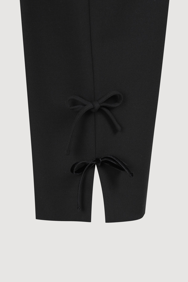 리본 포인트 카프리 쇼츠는 여성용 5부 기장의 슬림핏 버뮤다 숏 팬츠입니다. 일상룩, 데이트룩, 여행룩에 모두 잘 어울리는 캐주얼 스타일의 블랙 색상 반바지로, 사이드 슬릿과 앞 중심 지퍼 디테일이 특징입니다. 벨벳 리본으로 포인트를 주어 미니멀하면서도 클래식한 무드를 연출합니다. 봄, 여름 시즌에 시원하게 착용하기 좋으며, 다양한 상의와 매치하여 스타일리시한 룩을 완성할 수 있습니다.
