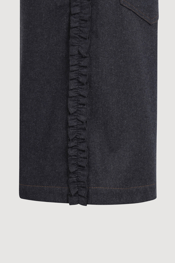 프릴 포인트 버뮤다 쇼츠 (네이비)는 여성 의류로, 캐주얼, 미니멀, 클래식 스타일을 선호하는 분들에게 적합합니다. 데이트룩, 여행룩에 어울리는 세미 A라인 핏의 반바지로, 울 소재 특유의 고급스러운 분위기를 연출합니다. 네이비 컬러에 프릴 디테일이 더해져 여성스러운 포인트를 주며, 앞 중심 지퍼로 편안하게 착용할 수 있습니다. 데님라이크 울 혼방 소재로 제작되었으며, 필링 및 이염에 주의하여 관리해야 합니다.
