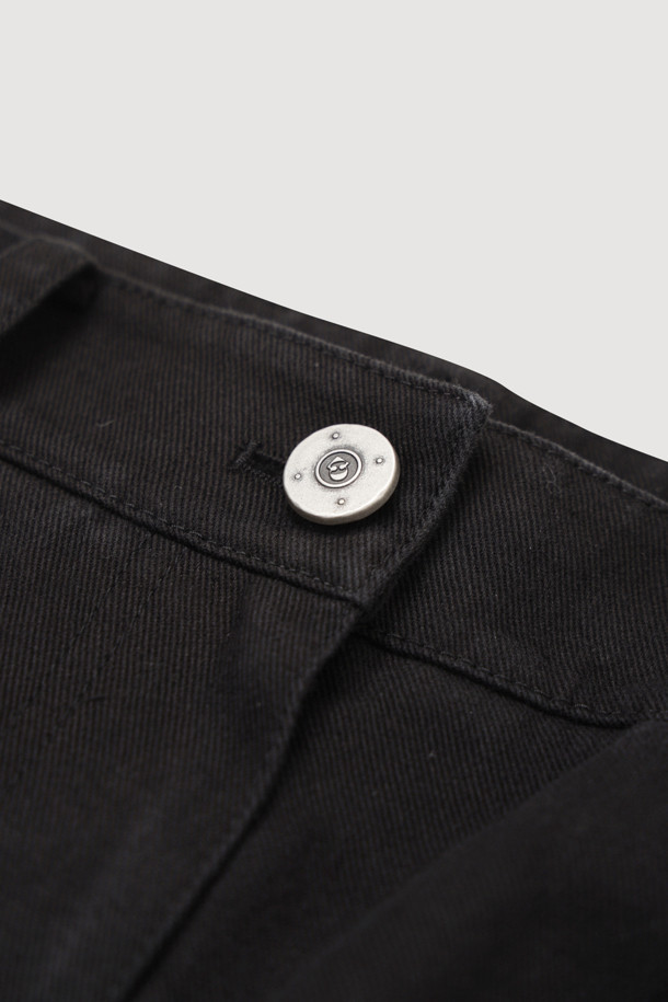 Tape Point 버뮤다 쇼츠 (black)는 편안하고 세련된 스타일을 연출하는 여성용 반바지입니다. 부드러운 면 소재로 제작되어 봄, 여름철에 시원하게 착용할 수 있으며, 캐주얼, 미니멀, 클래식 스타일을 모두 아우릅니다. 무지 디자인에 세미 A라인 핏으로 다리가 길어 보이는 효과를 주며, 앞 중심 지퍼와 양 사이드 레이스 테이프 디테일이 포인트입니다. 바이오 워싱 가공으로 부드러운 촉감을 선사하며, 산책룩과 여행룩에 모두 잘 어울립니다. 블랙 컬러로 어떤 상의와도 매치하기 용이하여 데일리룩으로 활용하기 좋습니다.
