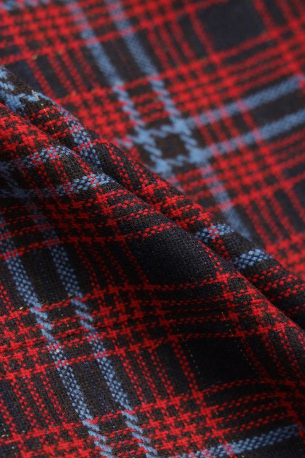 프릴 포인트 체크 블라우스 (레드)는 여성스러운 무드를 연출하는 클래식 스타일의 상의입니다. 따뜻한 촉감과 세미 A라인 핏으로 편안하게 착용 가능하며, 가을과 겨울에 어울리는 아이템입니다. 라운드넥 디자인에 프릴 디테일이 더해져 로맨틱한 분위기를 더하고, 뒷 넥 단추 클로징으로 깔끔하게 마감되었습니다. 체크 패턴과 긴 소매 기장으로 클래식하면서도 세련된 스타일을 완성해 데이트룩, 모임룩, 소개팅룩에 활용하기 좋습니다. 마찰에 의해 필링이 발생할 수 있으므로 착용 시 주의 바랍니다.
