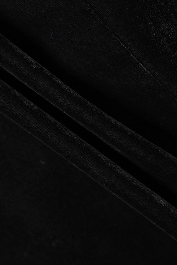 프릴 포인트 벨벳 블라우스(black)는 가을, 겨울 시즌 우아한 스타일을 연출해 줄 여성 블라우스입니다. 부드러운 벨벳 소재에 두꺼운 두께감으로 따뜻하고 포근한 착용감을 선사하며, 라운드넥과 긴 소매 디자인으로 세련된 분위기를 더합니다. 세미 A라인 핏으로 자연스러운 실루엣을 연출하며, 프릴 포인트 디테일과 뒷넥 단추로 여성스러움을 강조했습니다. 오피스룩, 모임룩, 연말 모임룩 등 다양한 TPO에 활용 가능한 블랙 컬러의 클래식, 미니멀, 로맨틱 스타일 블라우스입니다. 반드시 이염에 주의하여 관리하십시오.
