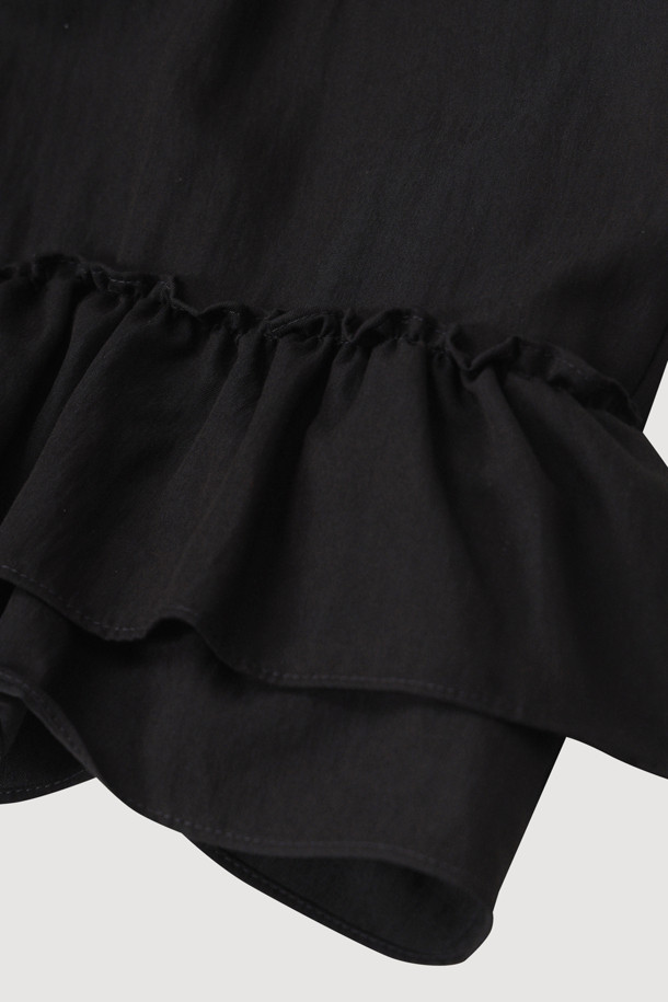 Hem Frii 라운드 넥 블라우스 (블랙)는 여성스러운 라인을 살려주는 레귤러핏 블라우스입니다. 부드러운 레이온과 나일론 혼방 소재로 제작되어 편안한 착용감을 선사하며, 봄, 여름, 가을 세 계절 모두 활용 가능합니다. 라운드넥 디자인에 긴 소매, 뒷넥 단추 여밈, 밑단 덧장 디테일이 더해져 미니멀하면서도 시크한 무드를 연출합니다. 출근룩, 오피스룩, 모임룩 등 다양한 TPO에 클래식, 미니멀, 시크 스타일로 매치하여 세련된 스타일을 완성해 보세요. 무지 디자인의 블랙 컬러로 어떤 하의와도 쉽게 코디할 수 있습니다.
