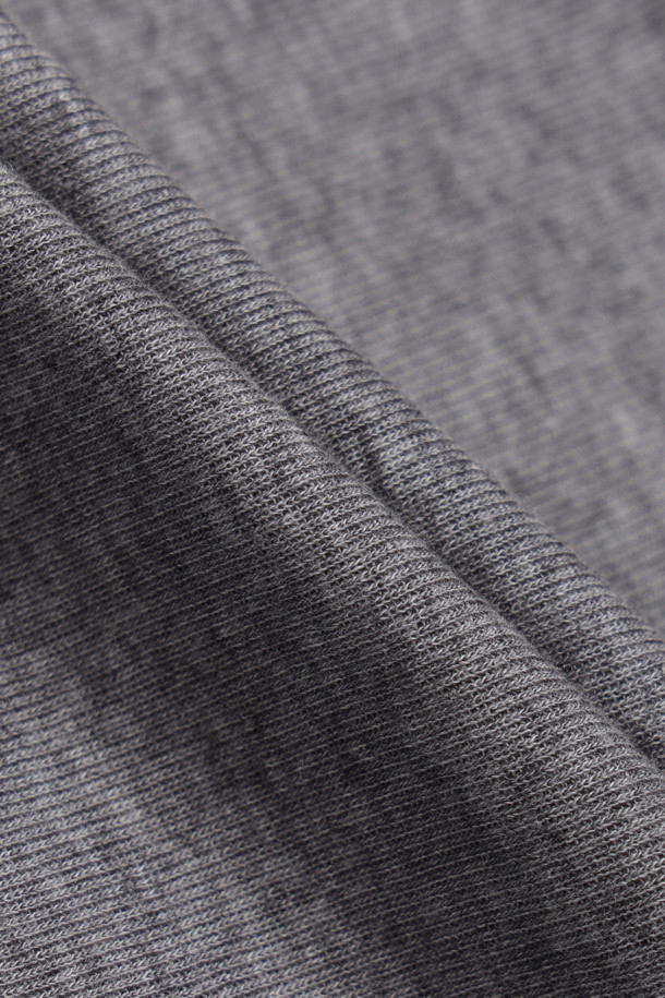 [Re-Order] 레이어드 포인트 롱 슬리브 티셔츠(멜란지 그레이)는 여성스러운 무드와 캐주얼 스타일을 동시에 연출하는 긴소매 티셔츠입니다. 부드러운 텐셀과 울 혼방 소재로 제작되어 얇지만 포근한 착용감을 선사하며, 슬림핏 디자인으로 여성스러운 실루엣을 강조합니다. 멜란지 그레이 컬러에 프릴 디테일과 레이어드 디자인이 포인트로 더해져 세련된 느낌을 줍니다. 터틀넥 라인으로 목을 따뜻하게 감싸주어 봄, 가을 간절기에 활용하기 좋으며, 일상복으로 편안하게 착용할 수 있습니다.
