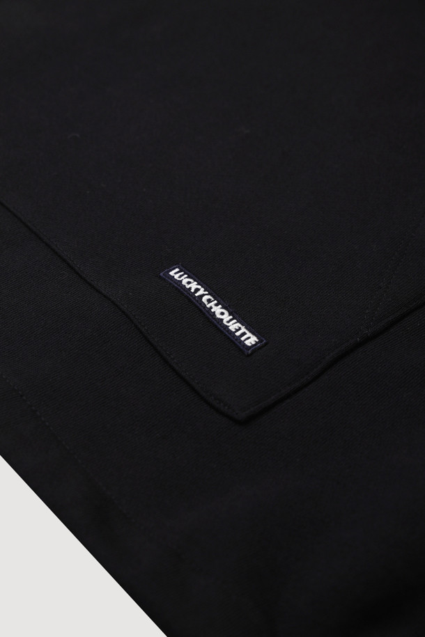 프릴 포인트 루즈핏 후드 티셔츠 (블랙)는 여성 고객을 위한 캐주얼 스타일의 후드 티셔츠입니다. 솔리드 3단 쮸리 면 소재로 제작되어 편안한 착용감을 제공하며, 봄, 가을에 적합합니다. 루즈핏으로 활동성을 높였으며, 프릴 디테일과 캥거루 포켓, 레터링 자수 디자인으로 포인트를 더했습니다. 산책룩, 집콕룩 등 다양한 TPO에 활용 가능하며, 미니멀한 스타일 연출에도 용이합니다. 긴 소매 기장의 무지 디자인으로 어떤 하의와도 쉽게 매치할 수 있습니다.
